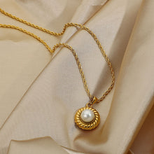 Load image into Gallery viewer, Pearl Pendant Necklace